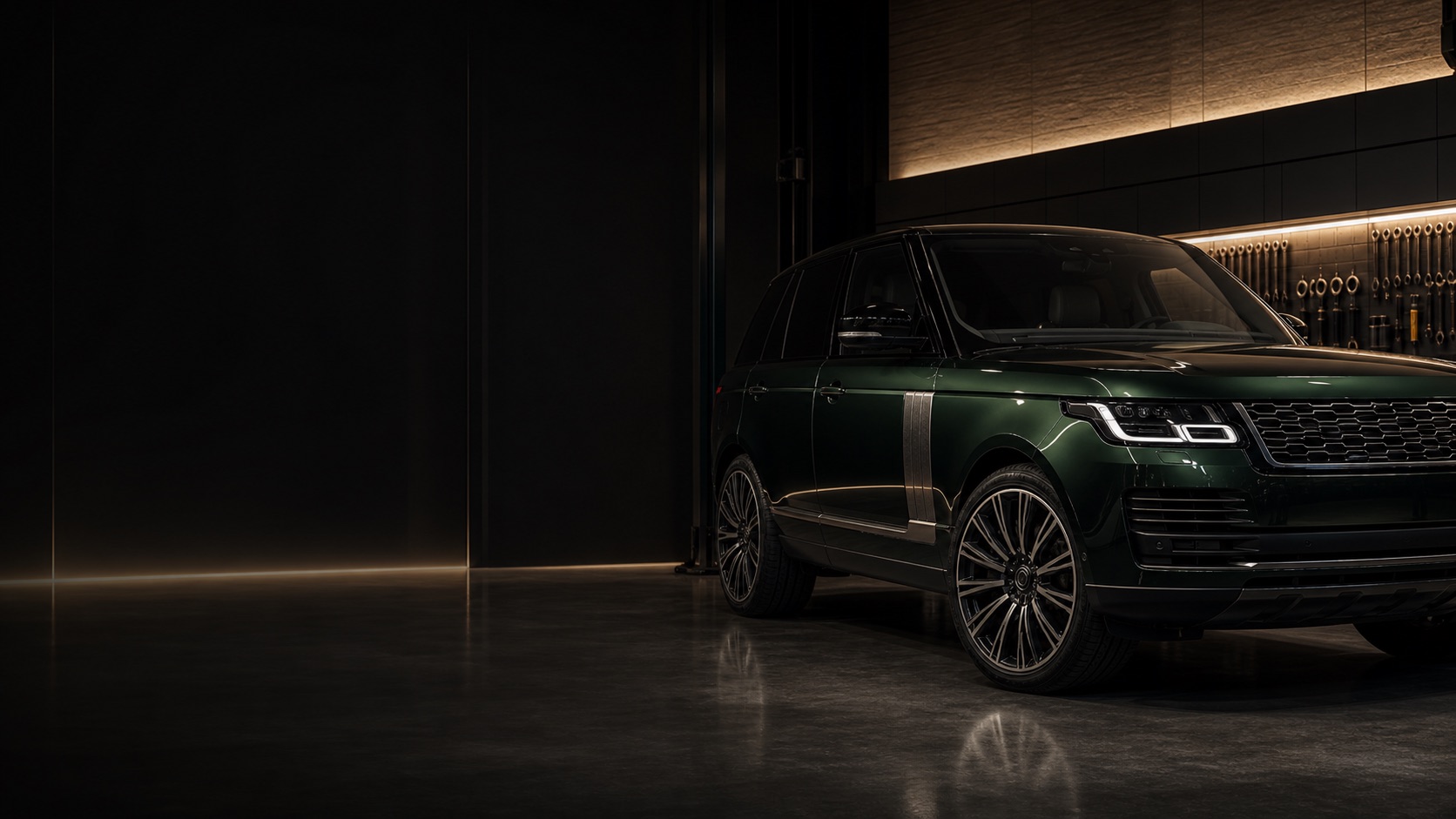 Темный автомобиль в сервисной зоне LR NSK